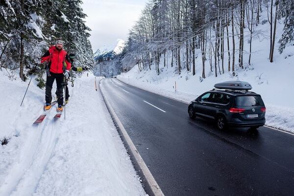 jak-bezpecne-prevazet-lyze-v-aute