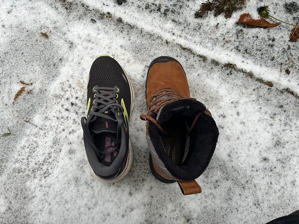 Dámske zimné topánky KEEN GRETA BOOT II WP - v porovnaní s bežeckou topánkou EU 40 nepôsobí vôbec robustne ani ťažko.