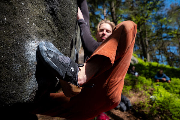  Český reprezentant Jirka Churavý poriadne otestoval Slash pri boulderingu na Popovke