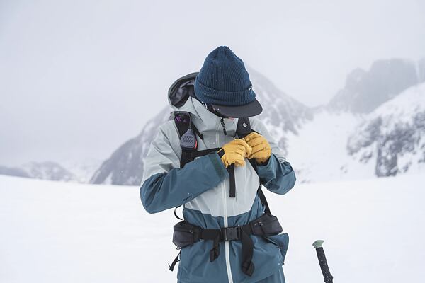 Keď počas vašej zimnej aktivity sneží alebo prší, včas oblečte vodoodolnú vrstvu