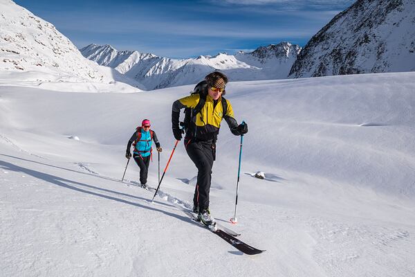 Nohavice na skialp musia byť pohodlné a vetruodolné, bez ohľadu na výšku kopcov.