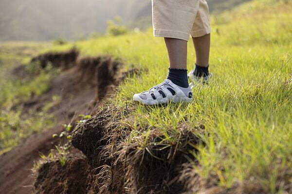Ponožky v sandáloch sa kvôli praktickosti stále viac stávajú trendom (aj keď v SR je to skôr klasika)