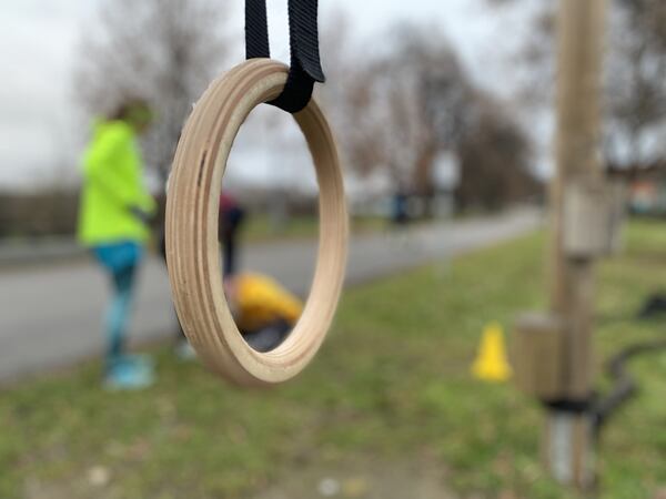 Kruhy na špeciálnych popruhoch sa dajú prenášať aj na outdoorový silový tréning.