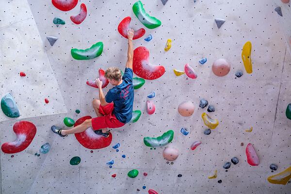Na indoor bouldering stačia lezečky a pohodlné oblečenie napr. Rafiki